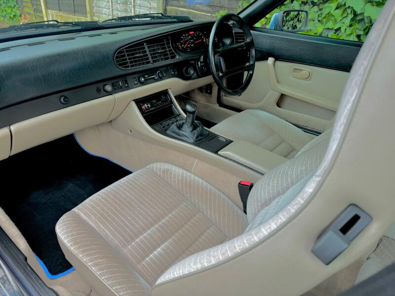 PORSCHE 944