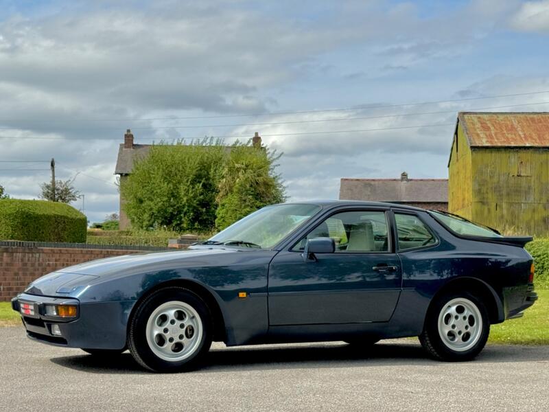 PORSCHE 944