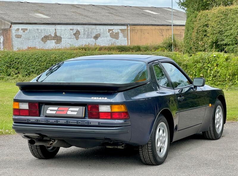 PORSCHE 944