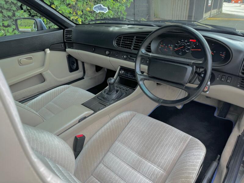 PORSCHE 944