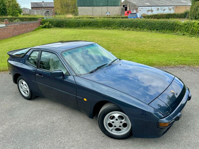 PORSCHE 944