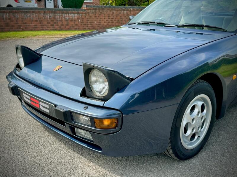 PORSCHE 944