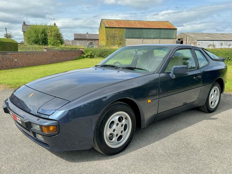 PORSCHE 944