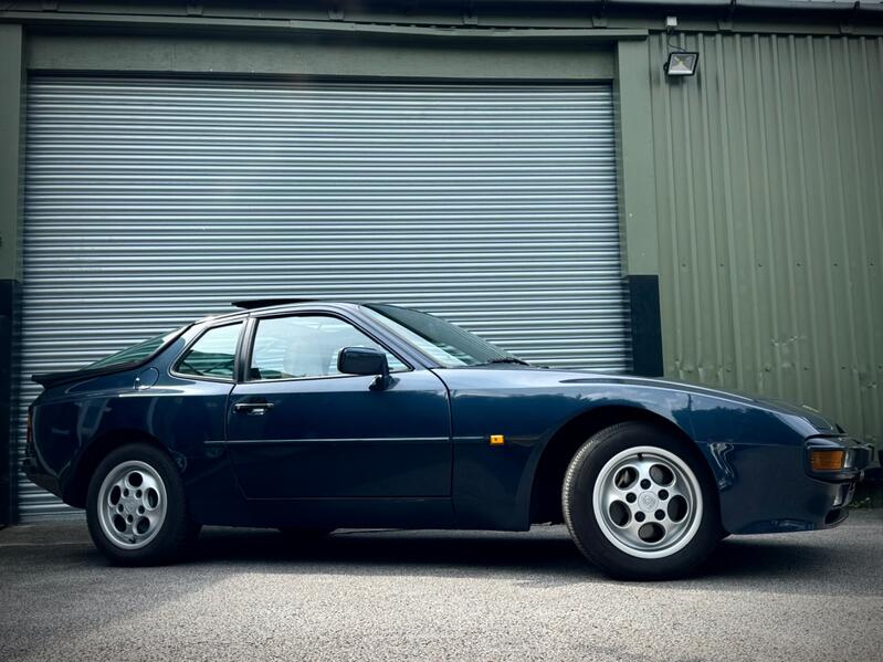 PORSCHE 944