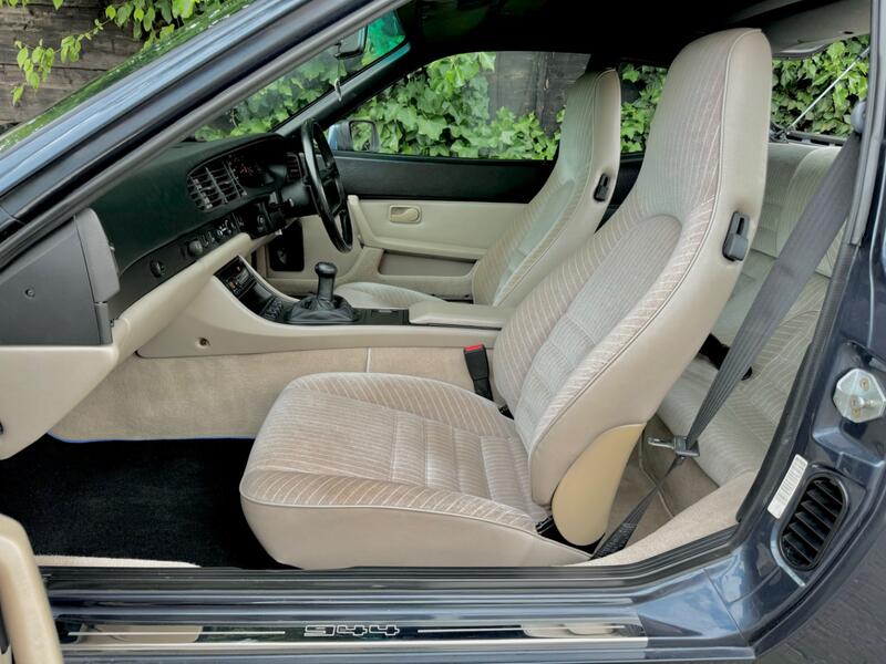 PORSCHE 944