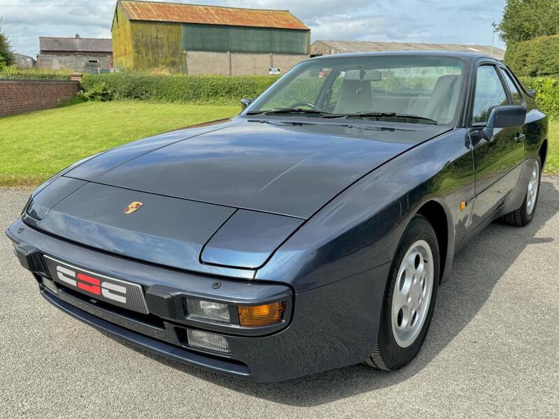 PORSCHE 944