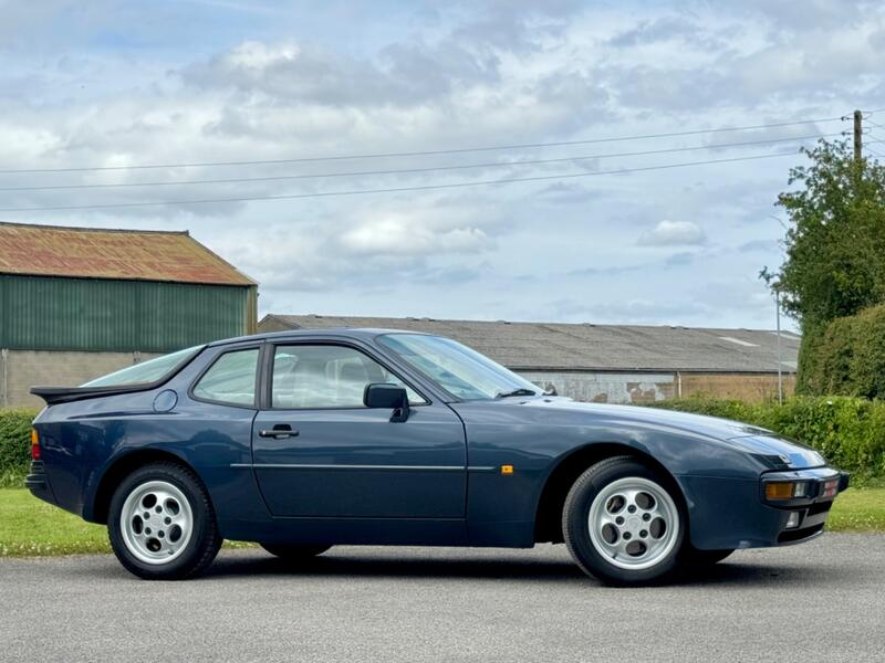 PORSCHE 944