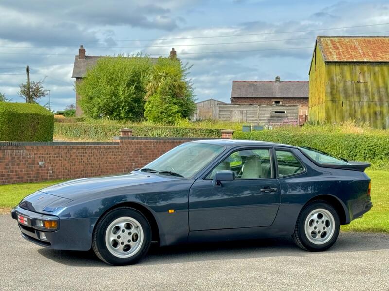 PORSCHE 944