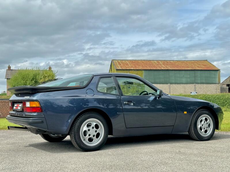 PORSCHE 944