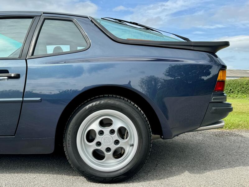 PORSCHE 944