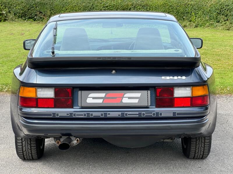 PORSCHE 944