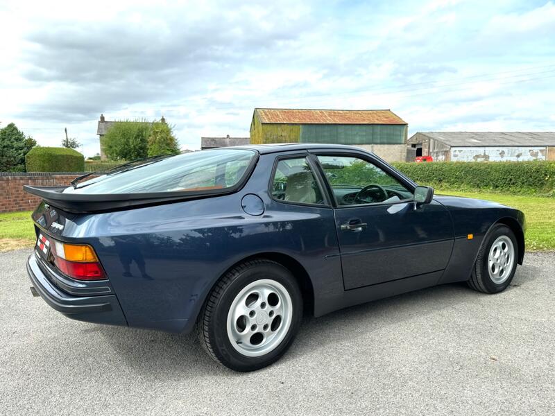 PORSCHE 944