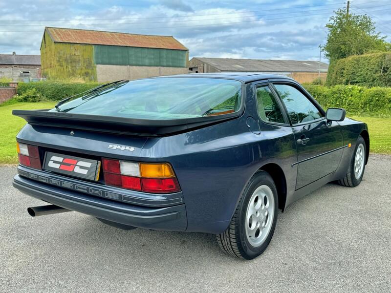 PORSCHE 944