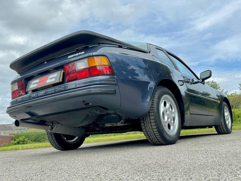 PORSCHE 944