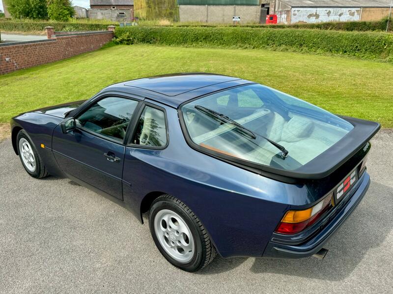 PORSCHE 944