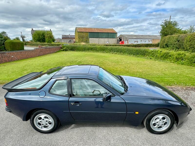 PORSCHE 944