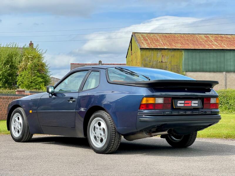 PORSCHE 944