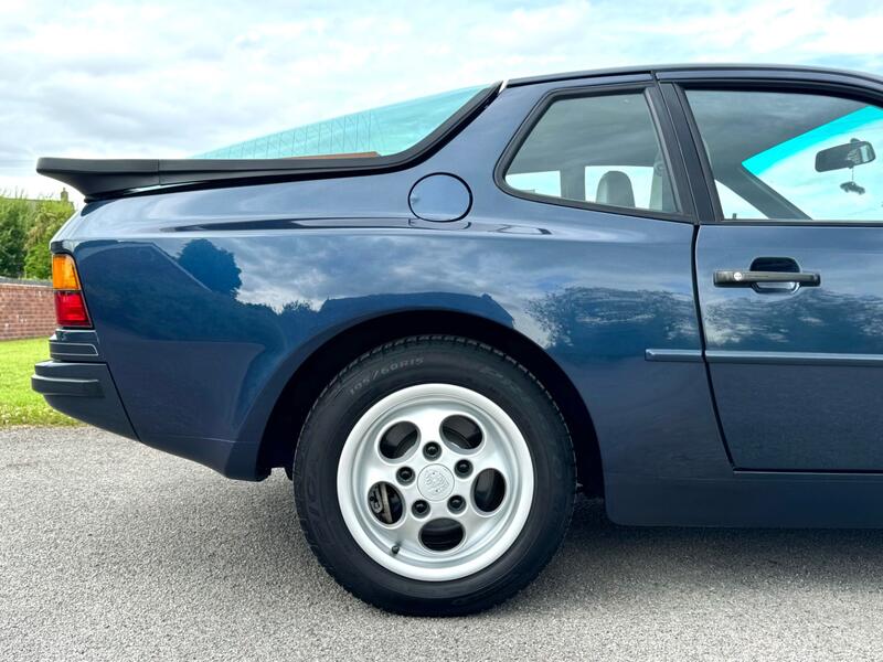 PORSCHE 944