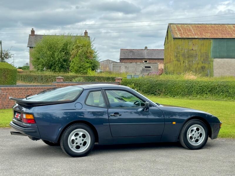 PORSCHE 944