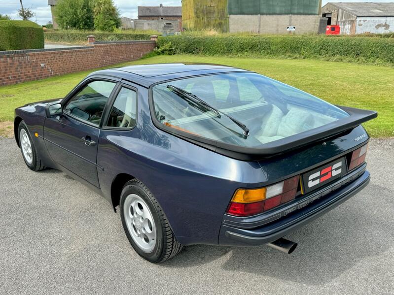 PORSCHE 944
