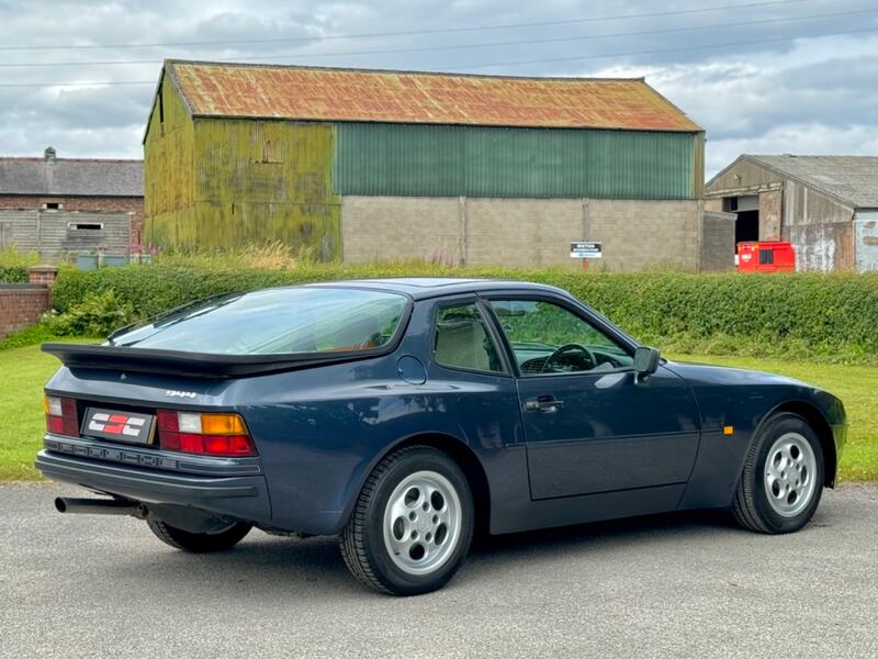 PORSCHE 944