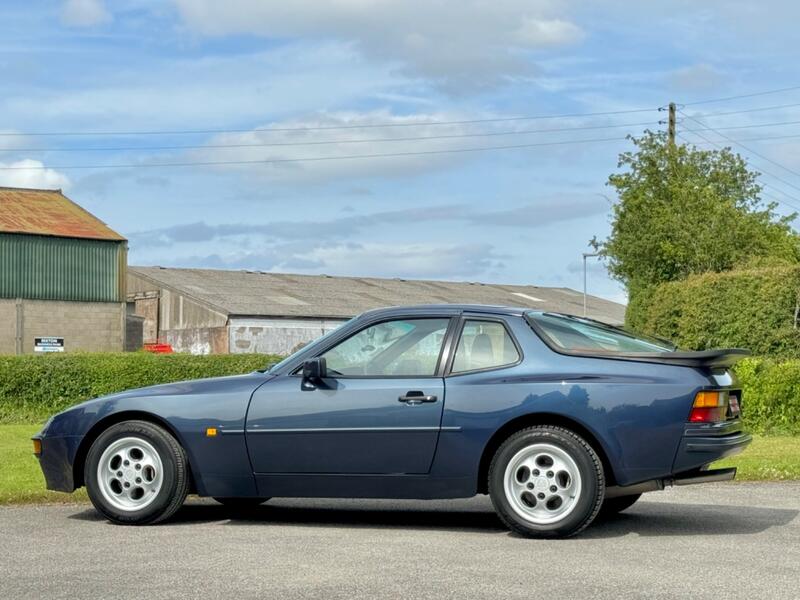 PORSCHE 944
