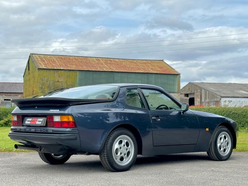 PORSCHE 944
