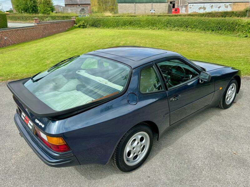 PORSCHE 944