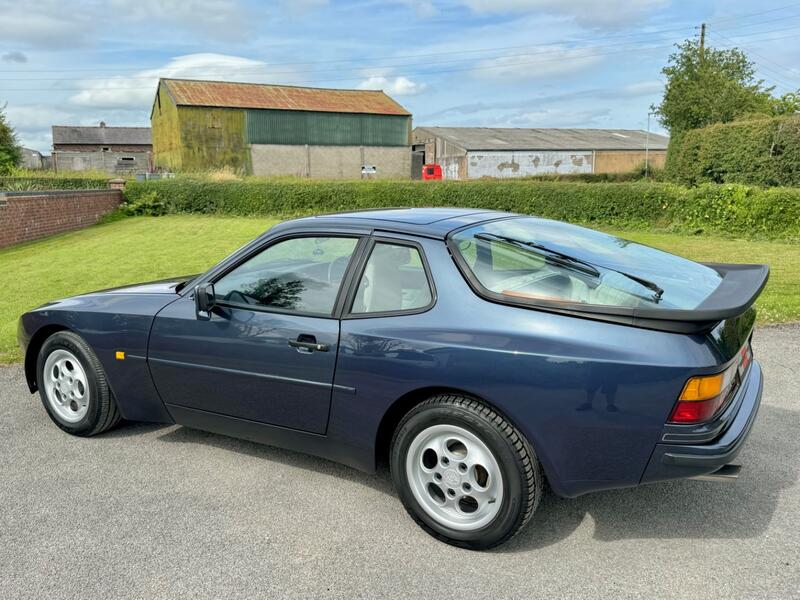 PORSCHE 944