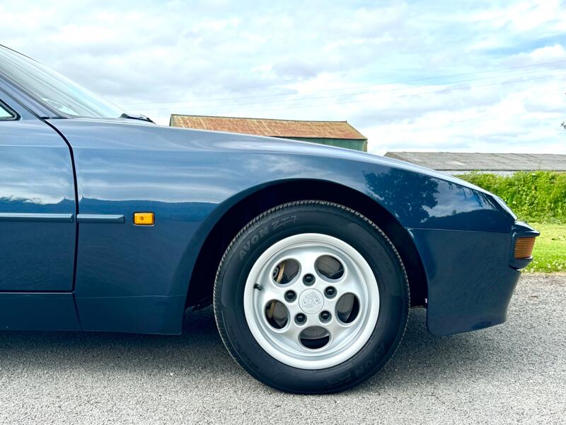 PORSCHE 944
