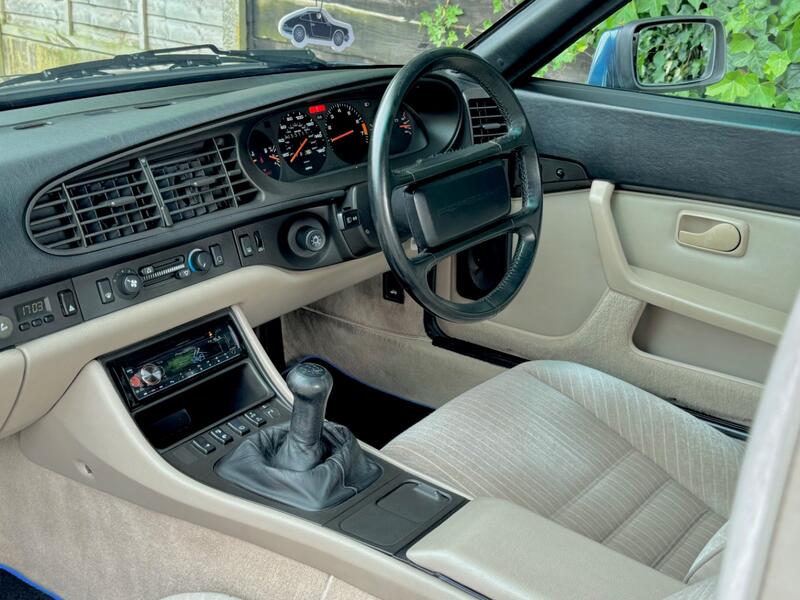 PORSCHE 944