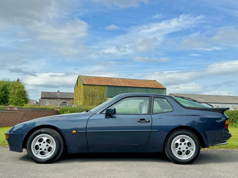 PORSCHE 944