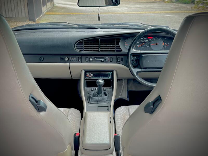 PORSCHE 944