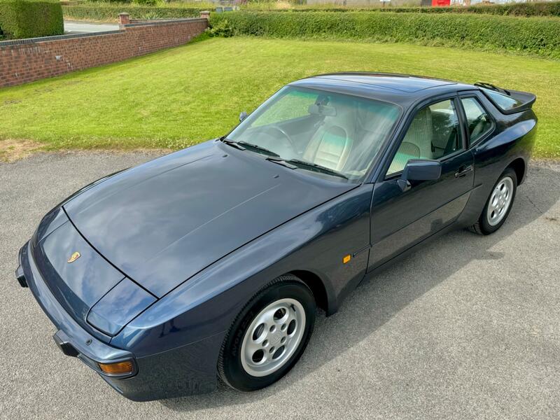 PORSCHE 944