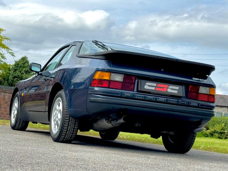 PORSCHE 944