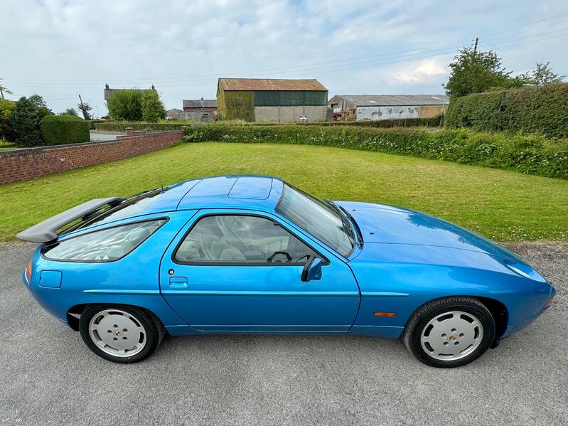 PORSCHE 928