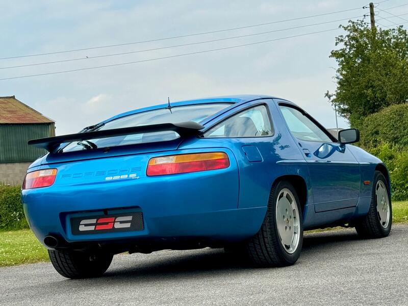 PORSCHE 928