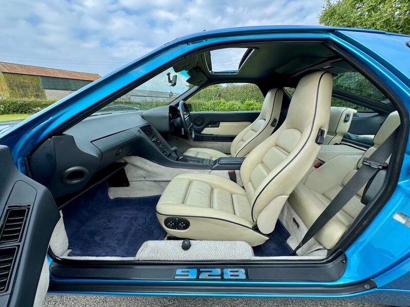 PORSCHE 928