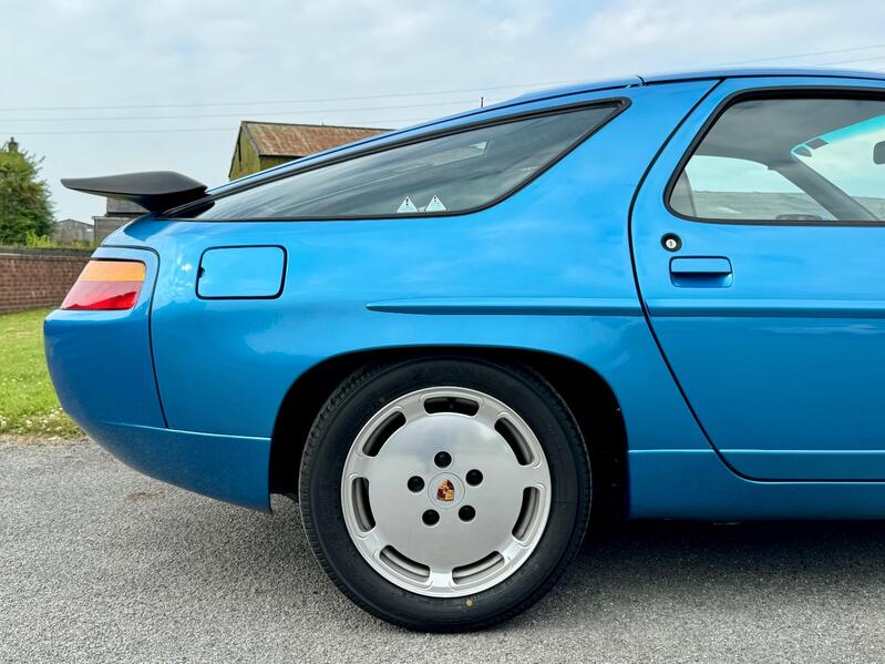 PORSCHE 928