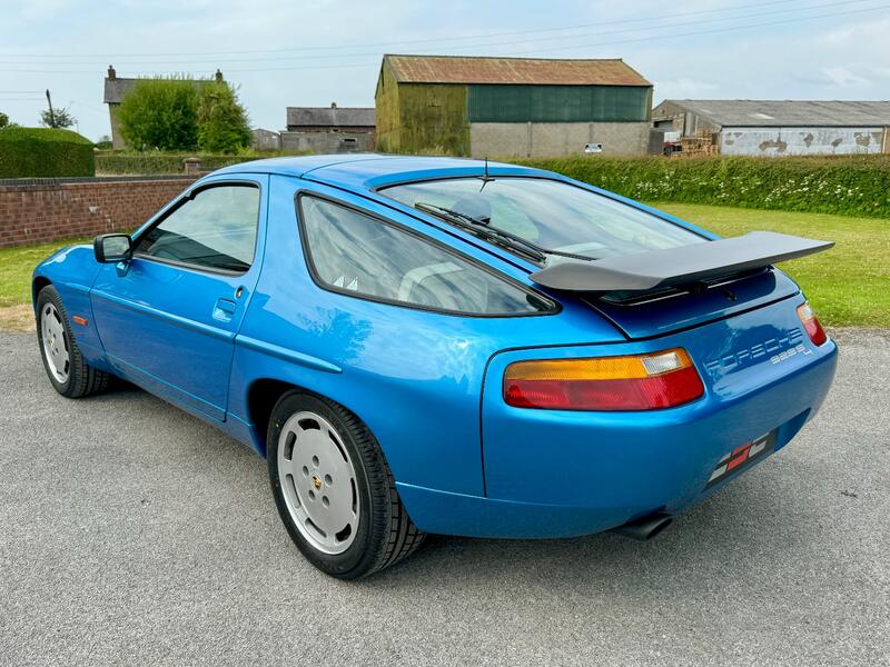 PORSCHE 928