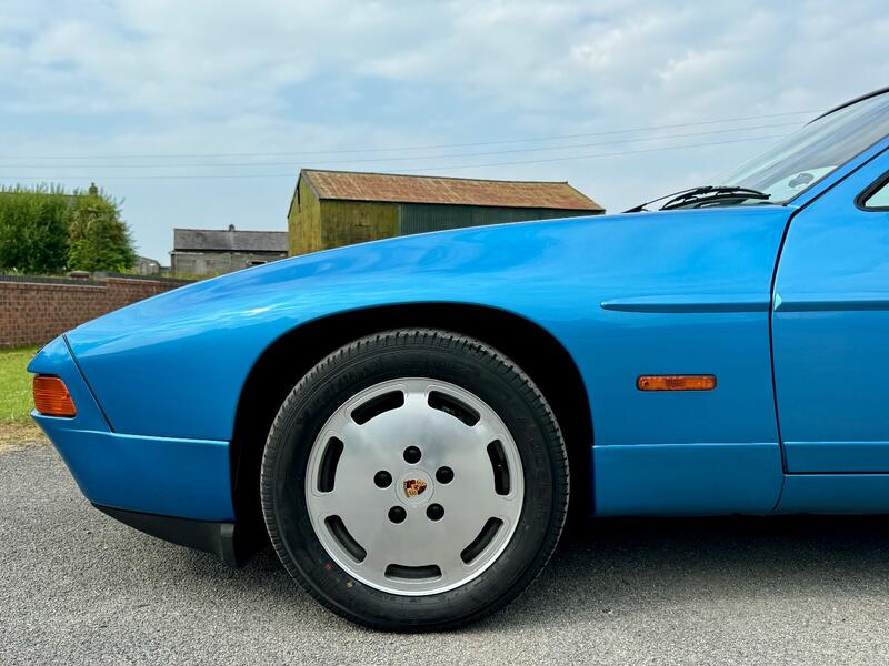 PORSCHE 928