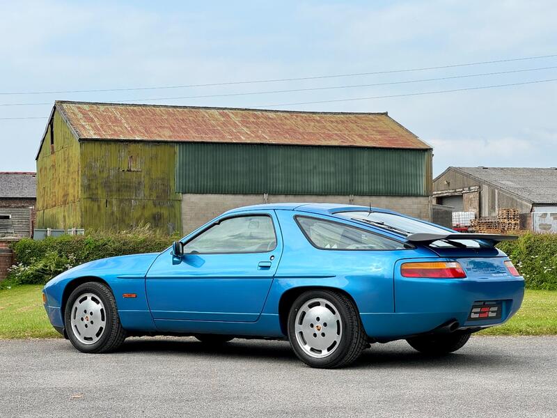 PORSCHE 928