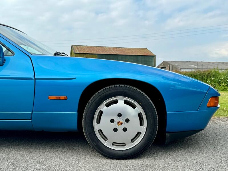 PORSCHE 928