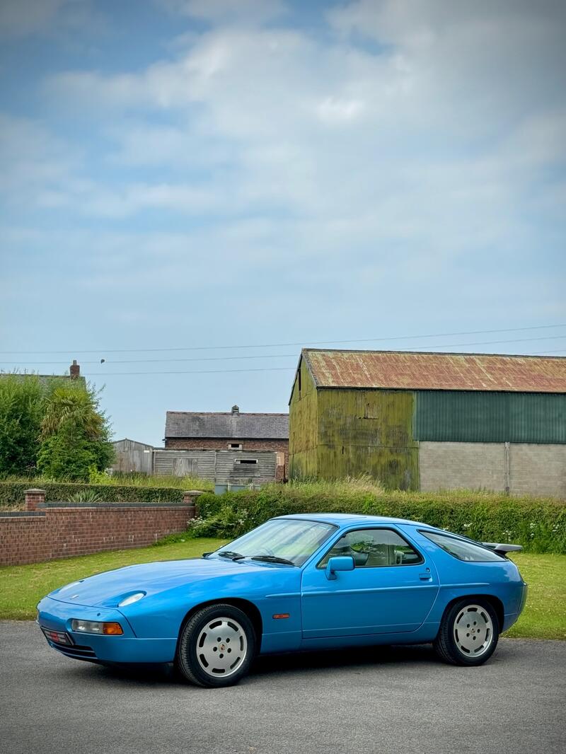 PORSCHE 928