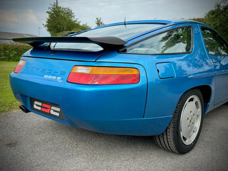 PORSCHE 928