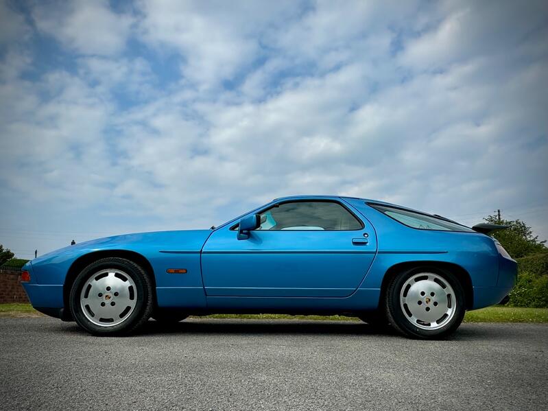 PORSCHE 928