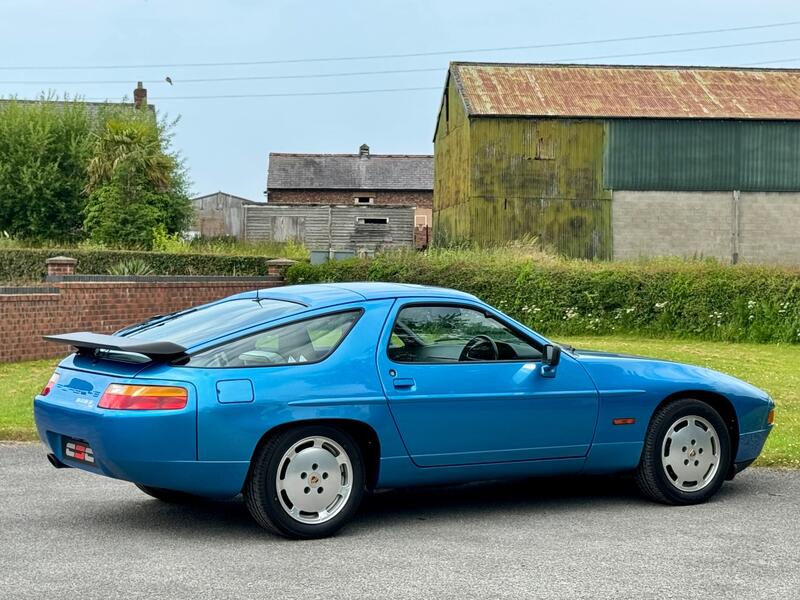 PORSCHE 928