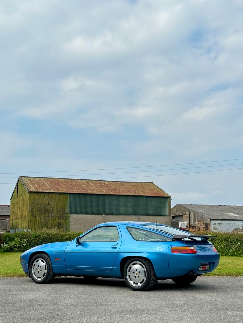 PORSCHE 928