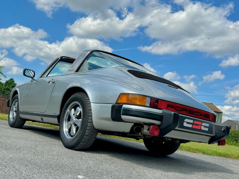 PORSCHE 911