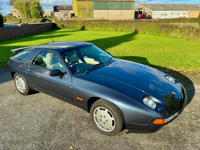 PORSCHE 928